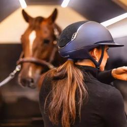 Casque équitation Miss Shield Shadowmatt 2.0 top et frontal Flower brodé blason Crystal Samshield marine - Le Paturon