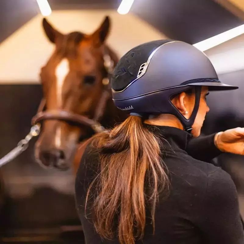 Casque équitation Miss Shield Shadowmatt 2.0 top et frontal Flower brodé blason Crystal Samshield marine - Le Paturon