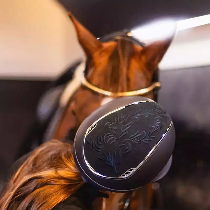 Casque équitation Miss Shield Shadowmatt 2.0 top et frontal Flower brodé blason Crystal Samshield marine - Le Paturon