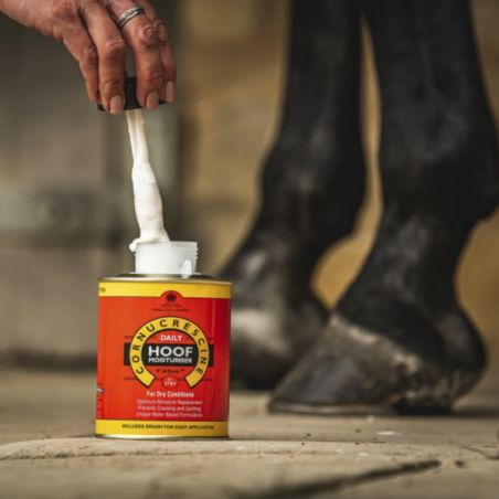 Huile pour sabots Carr and Day and Martin Daily Hoof Moisturiser Cornucrescine - Huile sabot cheval 500ml - Le Paturon