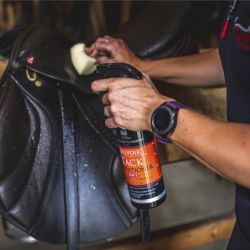 Spray revitalisant Belvoir Carr and Day and Martin Tack Conditionner - Entretien cuir équitation 500ml - Le Paturon