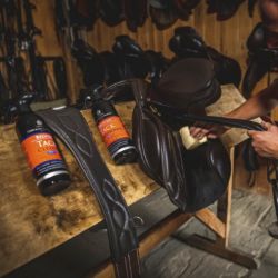 Spray revitalisant Belvoir Carr and Day and Martin Tack Conditionner - Entretien cuir équitation 500ml - Le Paturon