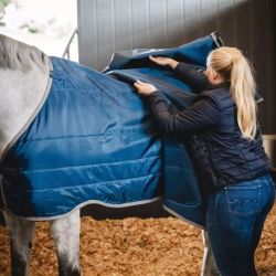 Sous-couverture cheval Liner thérapeutique Rambo Ionic 50g Horseware bleu argent - Le Paturon