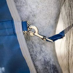 Couverture cheval extérieur thérapeutique Rambo Ionic 100g Horseware bleu argent - Le Paturon
