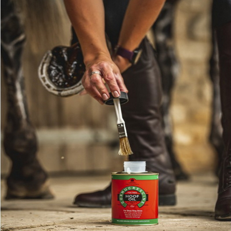 Cornucrescine Hoof Dressing Tea Tree Carr & Day & Martin - Huile sabot cheval arbre à thé 500ml - Le Paturon