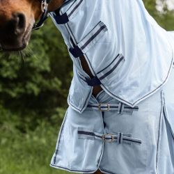 Couverture anti-mouche cheval camail amovible Waldhausen bleu ciel - Le Paturon