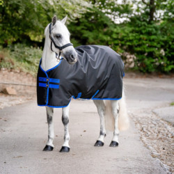 Couverture extérieur poney Amigo Ripstop avec couvre-cou 50g 900 deniers Horseware noir/bleu - Le Paturon