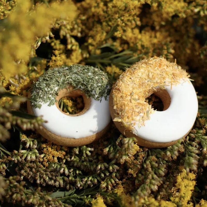 Donuts aux herbes avec glaçage friandises cheval Candy Horse calendula et persil